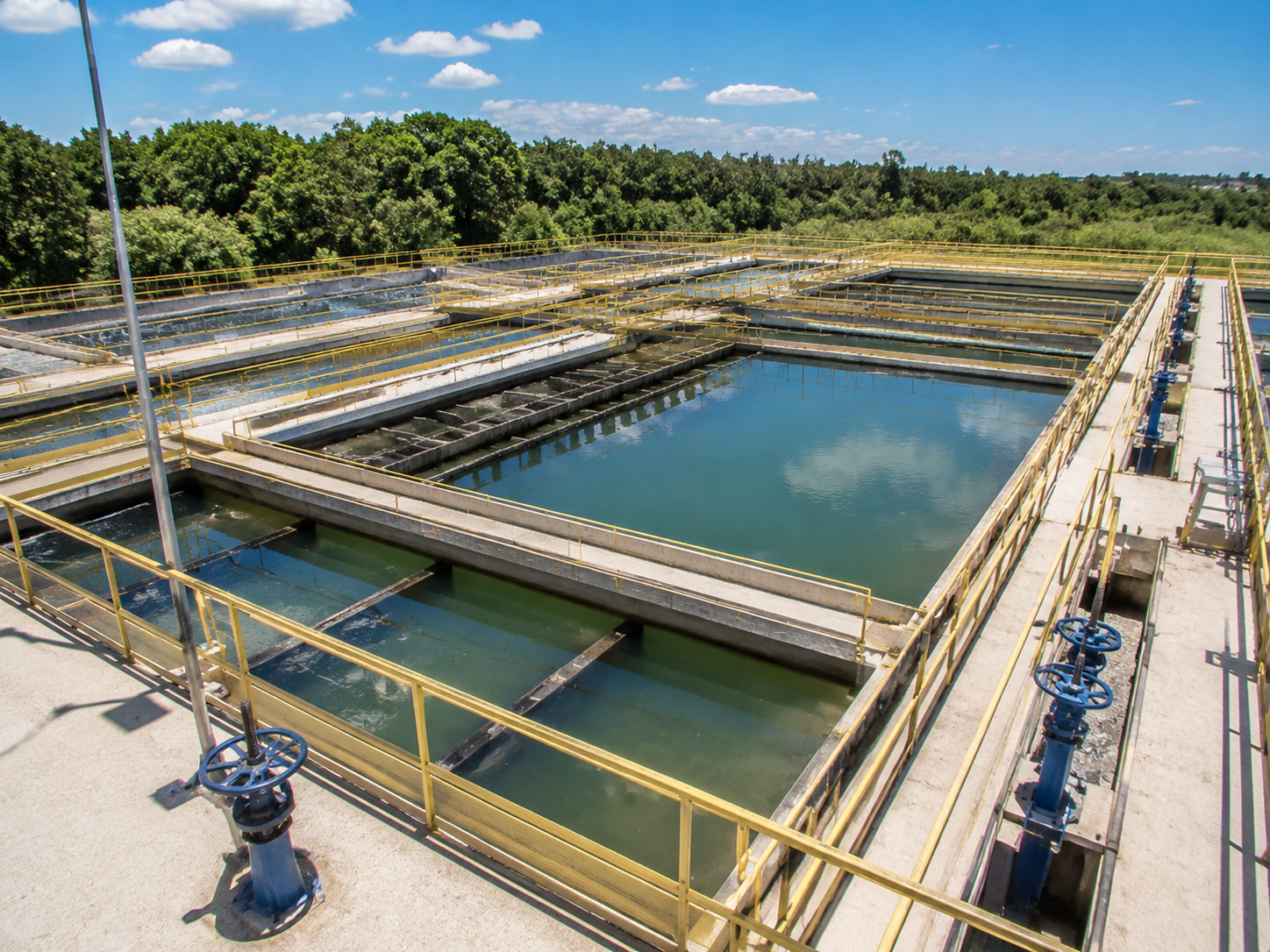 Vista aérea de tanques de decantação e floculação de estação de tratamento de água industrial