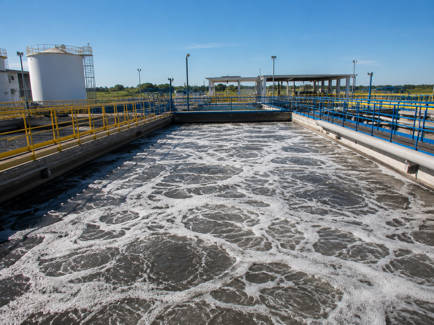 Tanque de tratamento biológico de efluentes com aeração e formação de espuma na superfície